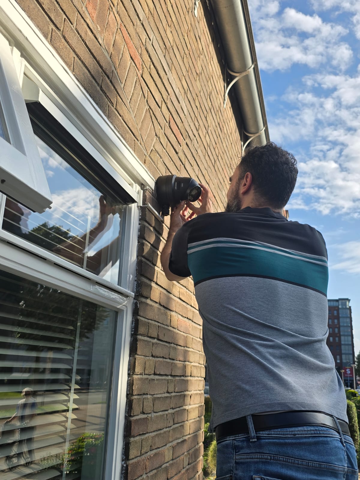 Installatie van beveiligingscamera aan gevel