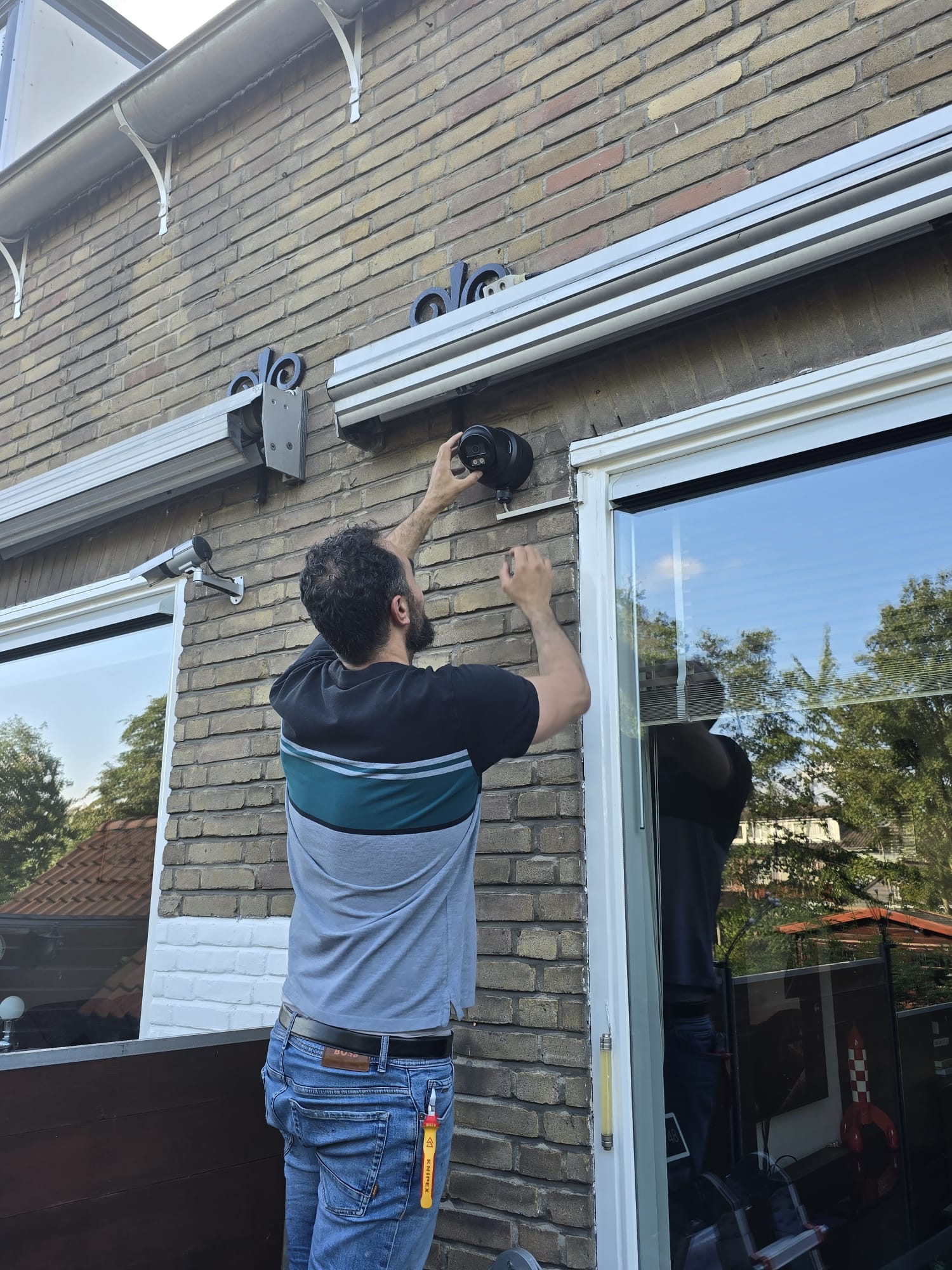 Addendum Networks & Security installateur bezig met beveiligingscamera montage